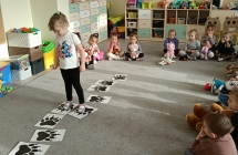 Zabawa w tropienie misia po sladach