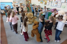 Dzieci z gr. IX w kole podczas zabawy muzycznej z misiami.