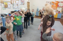 Rozbawione dzieci z gr. IX podczas konkurencji sprawnosciowej z misiem.