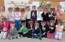 Dzieci w maskach misia