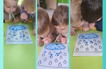 Dmuchanie przez slomke w krople wody - obserwacja jak reaguje woda na powietrze