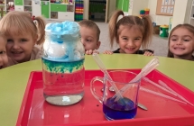 Sowki obserwuja efekt koncowy doswiadczenia - deszcz w sloiku