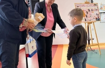 Chlopiec odbiera nagrode za wyroznienie w konkursie plastycznym pod haslem Mis w Twoim ulubionym miejscu.