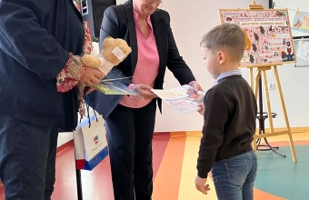 Chlopiec odbiera nagrode za wyroznienie w konkursie plastycznym pod haslem Mis w Twoim ulubionym miejscu.