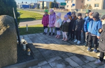 Dzieci z grupy VII pod pomnikiem upamietniajacym ludzi walczacych o wolnosc ojczyzny.