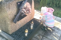 Zlozenie znicza przy pomniku