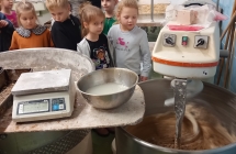 Dzieci przy maszynie wyrabiajacej ciasto