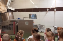 Ogladanie jak wielka misa wylewa ciasto na chleb