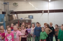 Dzieci przy maszynie, ktora wylewa ciasto