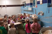 Dzieci przygladaja sie z jakich skladnikow wyrabia sie ciasto