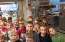 Dzieci przy maszynie wycinajacej bulki