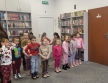 Wiewioreczki biora udzial w zabawie podczas zajec w bibliotece.
