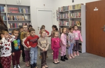 Wiewioreczki biora udzial w zabawie podczas zajec w bibliotece.