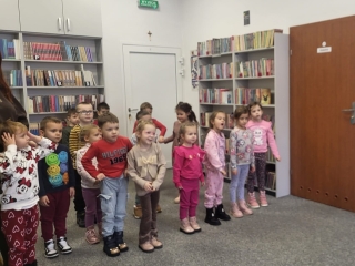 Wiewioreczki biora udzial w zabawie podczas zajec w bibliotece.