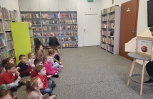 Wiewioreczki i teatrzyk kamishibai pt. Mis Paddington i spadajace liscie.