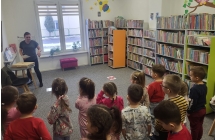 Dzieci aktywnie uczestnicza w zabawie dydaktycznej i sprawdzaja swoja wiedze o zwierzetach zapadajacych w sen zimowy.