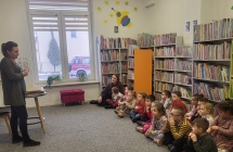 Dzieci z grupy Wiewioreczki na zajeciach w bibliotece.