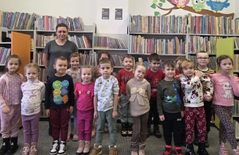 Wiewioreczki w bibliotece.