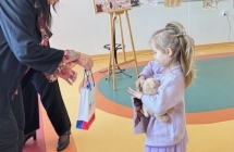 1. Dziewczynka odbiera dyplom.