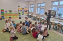 Dzieci odpowiadaja na pytania dotyczace zwierzat mieszkajacych w lesie