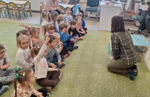 Dzieci sluchaja informacji  na temat pracy lesniczego