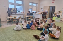 Dzieci sluchaja odglosow zwierzat