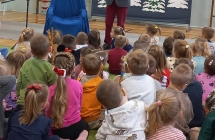 Przedszkolaki sluchaja p. wojta