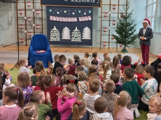 P. wojt sklada zyczenia przedszkolakom