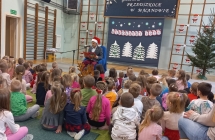 P. wojt czyta przedszkolakom bajke