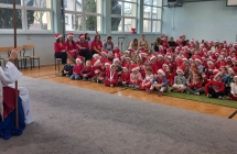 Przedszkolaki spiewaja dla Mikolaja.