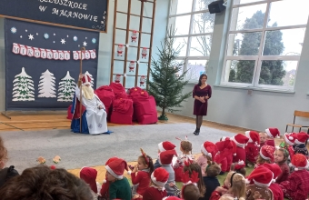 Mikolaj i p. dyrektor sluchaja piosenki w wykonaniu przedszkolakow.