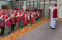 Mikolaj podczas zabawy z dziecmi.