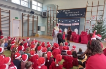 Dziewczynki dziekuja Mikolajowi w imieniu przedszkolakow.