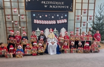 Dzieici z gr. IX z Mikolaejm i prezentami.