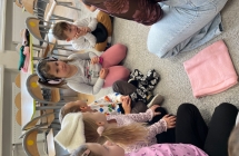 Dzieci doswiadczaja niepelnosprawnosci sluchowej dzieki sluchawkom wygluszajacym.