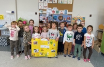 Dzieci prezentuja plakat.