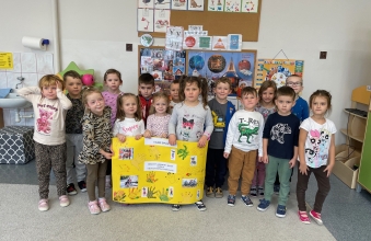 Dzieci prezentuja plakat.