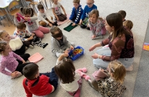 Dzieci doswiadczaja niepelnosprawnosci wzrokowej poprzez zakrycie oczu.