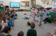 Chlopiec z  gr. IX przeprowadza dziewczynke z zaslonietymi oczami przez przeszkody.