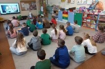 Dzieci z gr. IX podczas ogladania filmu.