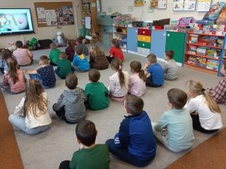 Dzieci z gr. IX podczas ogladania filmu.