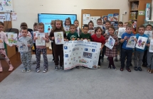 Szesciolatki z gr. IX prezentuja wykonany plakat.