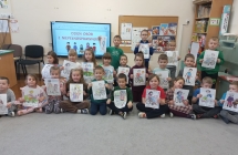 Dzieci z gr. IX z wykonanymi kolorowankami o niepelnosprawnosciach.
