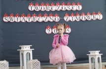 dziewczynka z grupy X spiewq piosenke