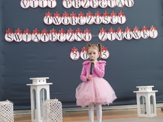 dziewczynka z grupy X spiewq piosenke