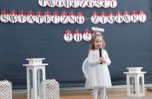 dziewczynka z grupy V spiewa