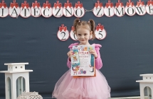 dziewczynka z grupy X otrzymuje dyplom