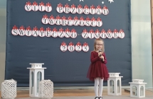 dziewczynka z grupy VI z dyplomem