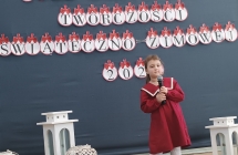 dziewczynka z grupy IX spiewa do mikrofonu