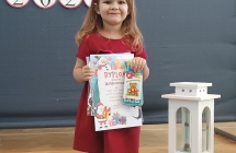 dziewczynka z grupy IV z dyplomem